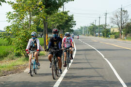 12k　自転車に乗る　道路沿いの風景