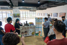 大西拉雅觀光圈聯盟侯華台秘書長向業者展示觀光圈商品