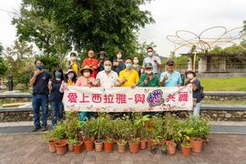 The secretary of Siraya National Scenic Area Administration takes photo with local sellers