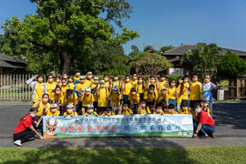 イベントを参加する官田小学校の教師と生徒たち　中継の八田與一記念公園で記念写真を