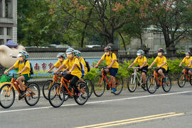 The students cycling past the gate of Guantian Elementary School