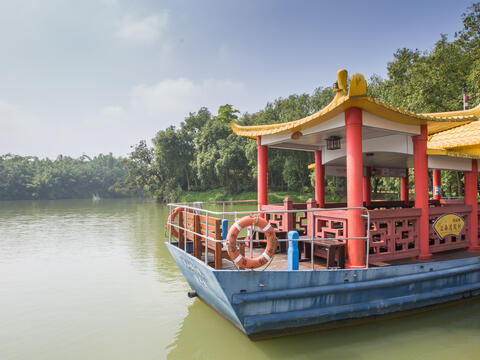 Jianshanpi Jiangnan Resort can take a lake cruise to enjoy the view of the reservoir