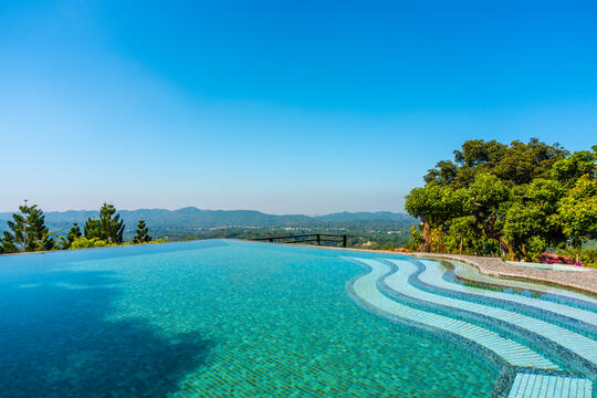 Sianhu Leisure Farm has an infinity swimming pool