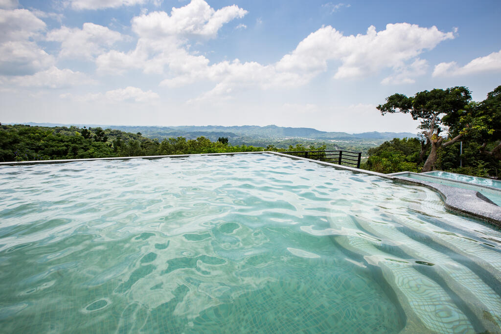 仙湖農場的無邊際游泳池是必拍的景點