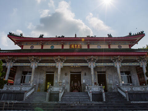 碧雲寺の三宝殿には三宝仏が祀られています