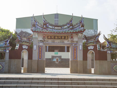 Small  gate at the entrance of Daxian Temple