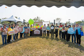 The director of Siraya National Scenic Area Administration with guests kicking off the activity together.