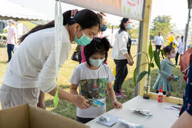 Parents and children attend the DIY experience activity