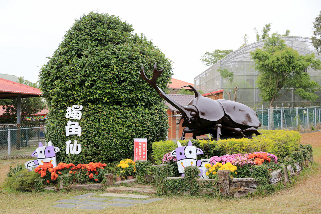 獨角仙農場草皮上有一隻超大獨角仙雕塑
