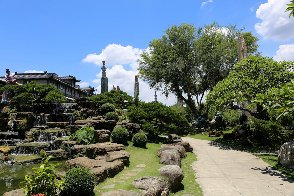 園區步道中的奇石雕像是玄空法寺最大特色