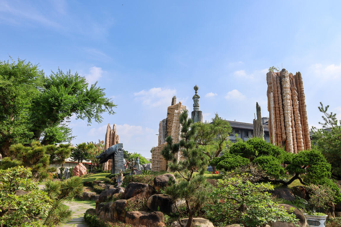 奇石雕塑是玄空法寺的一大特色