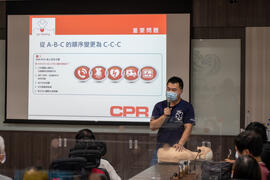AED、CPRと基礎救命処置を教授する官田消防隊の教官