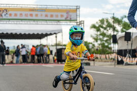 子どもがバランスバイクに乗って頑張って進む