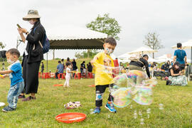 子どもたちは官田ビジターセンターの草原に楽しくシャボン玉をシャボン玉を吹く
