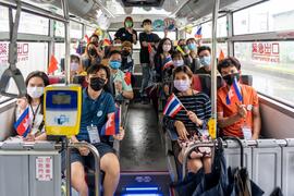 台湾好行の車中の集合写真