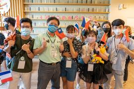 Group photo of the director of Siraya National Scenic Area Administration and international students at Cadozea Story House