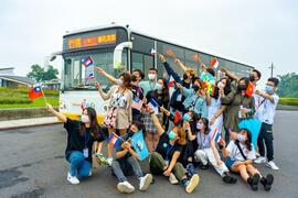今回の旅を参加する国際学生と台湾好行バスと官田ビジターセンターで集合写真を撮る