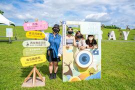 Tourists can take pictures on the grassland and check in online.