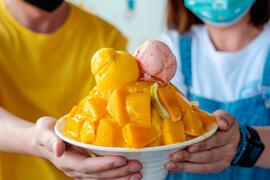 Go to Yujing enjoy delicious mango ice to cool down in the summer.