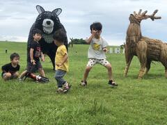 小朋友們在地景藝術前玩得不樂乎