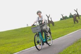 騎乘自行車在官田遊客中心草原旁漫遊