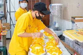 The clerk is making 1.5kg mango shaved ice for the challengers of the competitive eating.