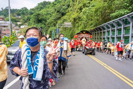 西拉雅風管處的徐處長一起拉著山車前行