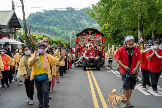 參與拉山車活動的民眾一同將山車拉往目的地-大成殿