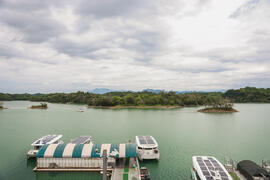 在烏山頭水庫可以搭乘太陽能觀光遊艇欣賞湖光山色