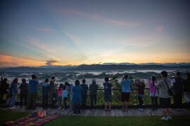 Crowds of people coming for Erliao sunrise with sea of cloud