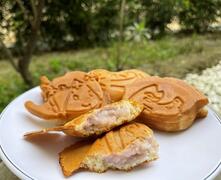 The filling of the shaped egg pancakes is made of water chestnut. (1)