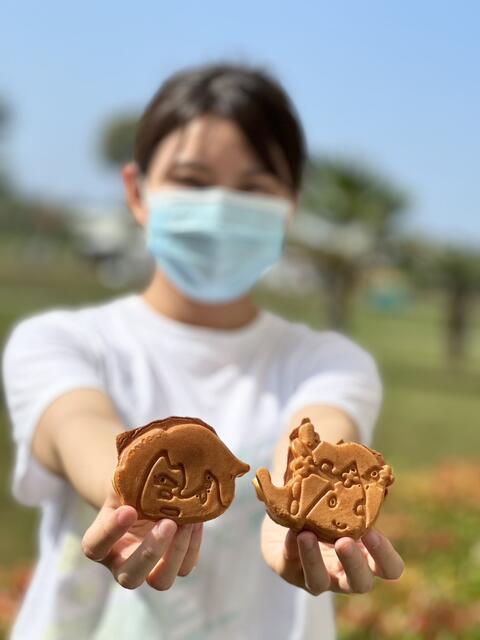 The filling of the shaped egg pancakes is made of water chestnut. (2)