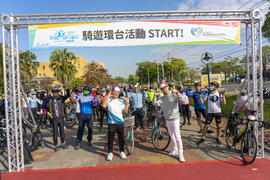 All the riders who participated in round-island trip activity took a group photo together.