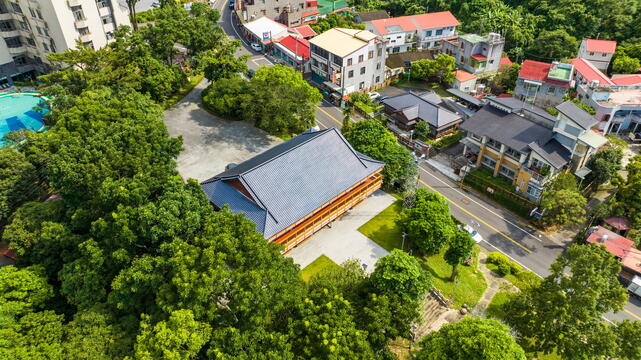 嶺頂資訊站就位在木材故事館對面