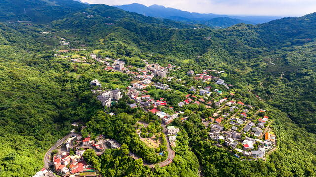 從空中鳥瞰關子嶺地區 可以看見繁榮的商店街及綠意盎然的森林並存