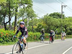 騎經過田園風光