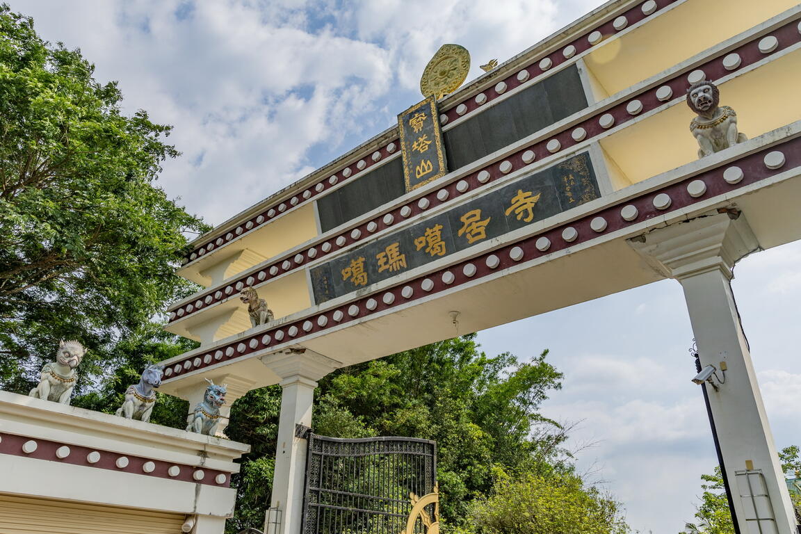 噶瑪噶居寺入口處的山門