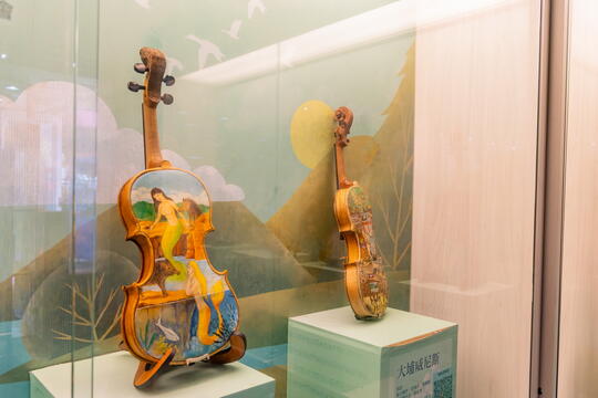 資訊站內的小提琴藝術品