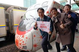 交通部観光署が台鉄公司国営企業化元年にコラボ 初のラッピング列車「SIRAYA西拉雅号」が出発進行