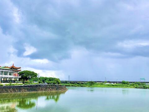 There is a lake in front of Chihshan Longhuyan