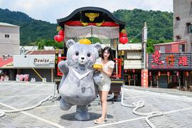 趙娟週灰熊熊拉山車合照