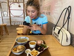 Miki 品嚐西拉雅知名小吃鈴蘭碗粿，驚喜於樸實滋味與臺式風味