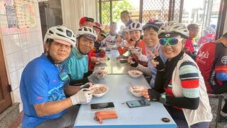 車友們至竹門鈺雪冰店吃冰