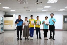 頒發完騎證書