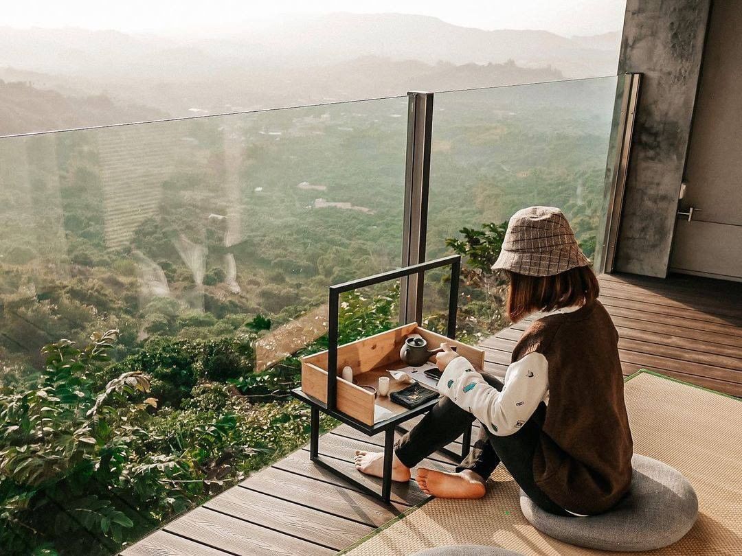 坐在陽台上邊看山景邊喝茶