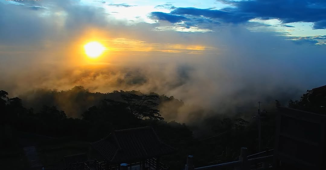 昨天傍晚 #火山碧雲寺  變幻莫測的雲海與夕陽 美美的~