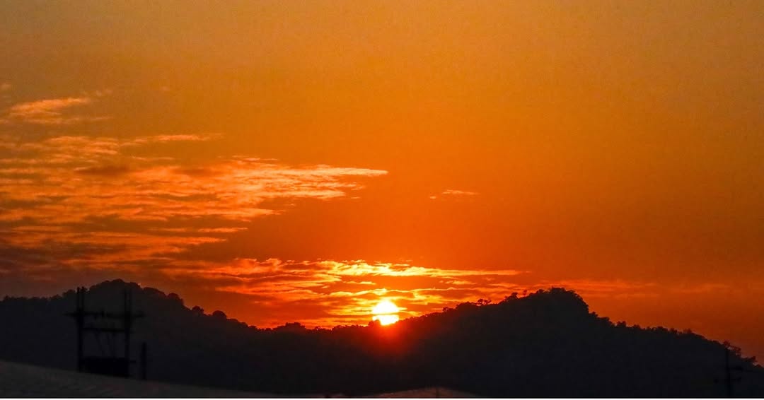 夕陽落在山丘的特殊時刻